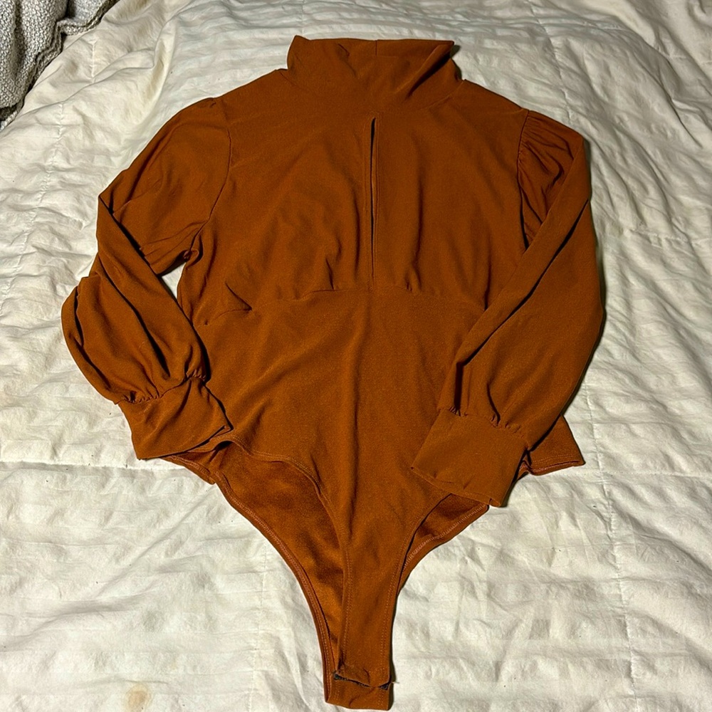 Boohoo Brown Mockneck Bodysuit with peekaboo slit! Size 16!